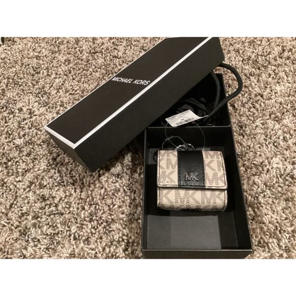 Michael Kors AirPod case NIB - Picture 1 of 6